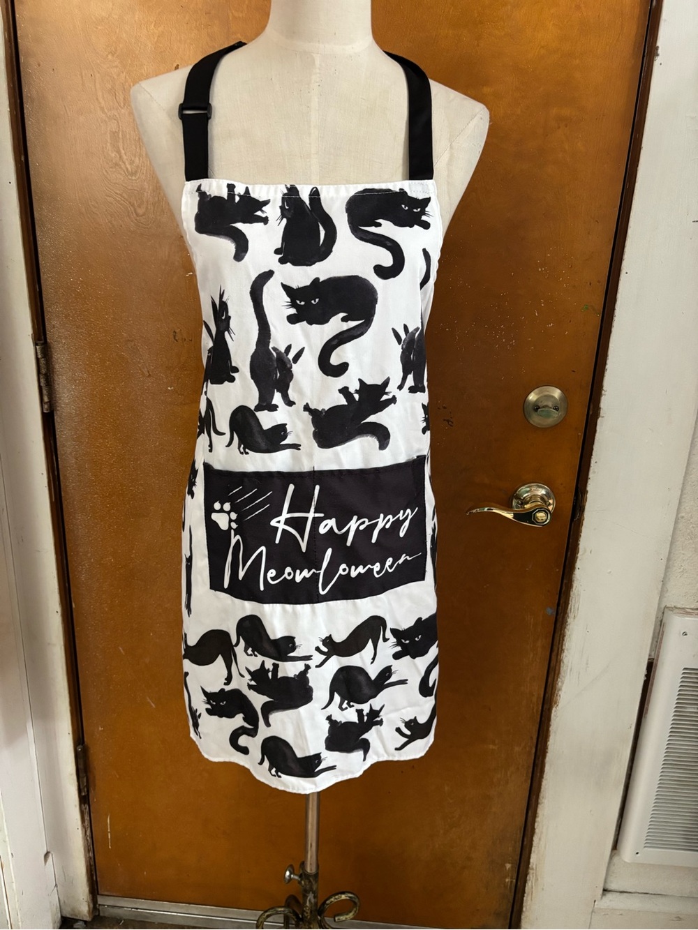 Black cat Meowoween Apron.    Halloween 🎃